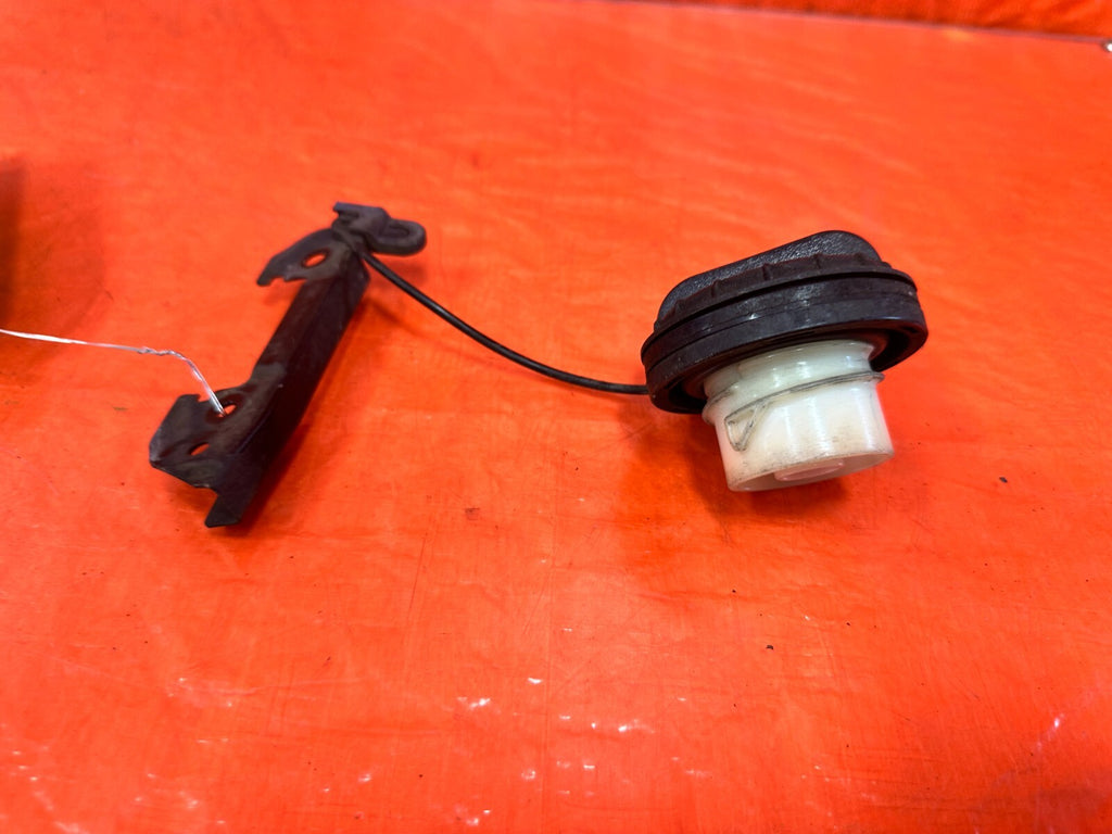 2005 05 INFINITI G35 COUPE   GAS FUEL LID TWIST CAP   OEM #2981