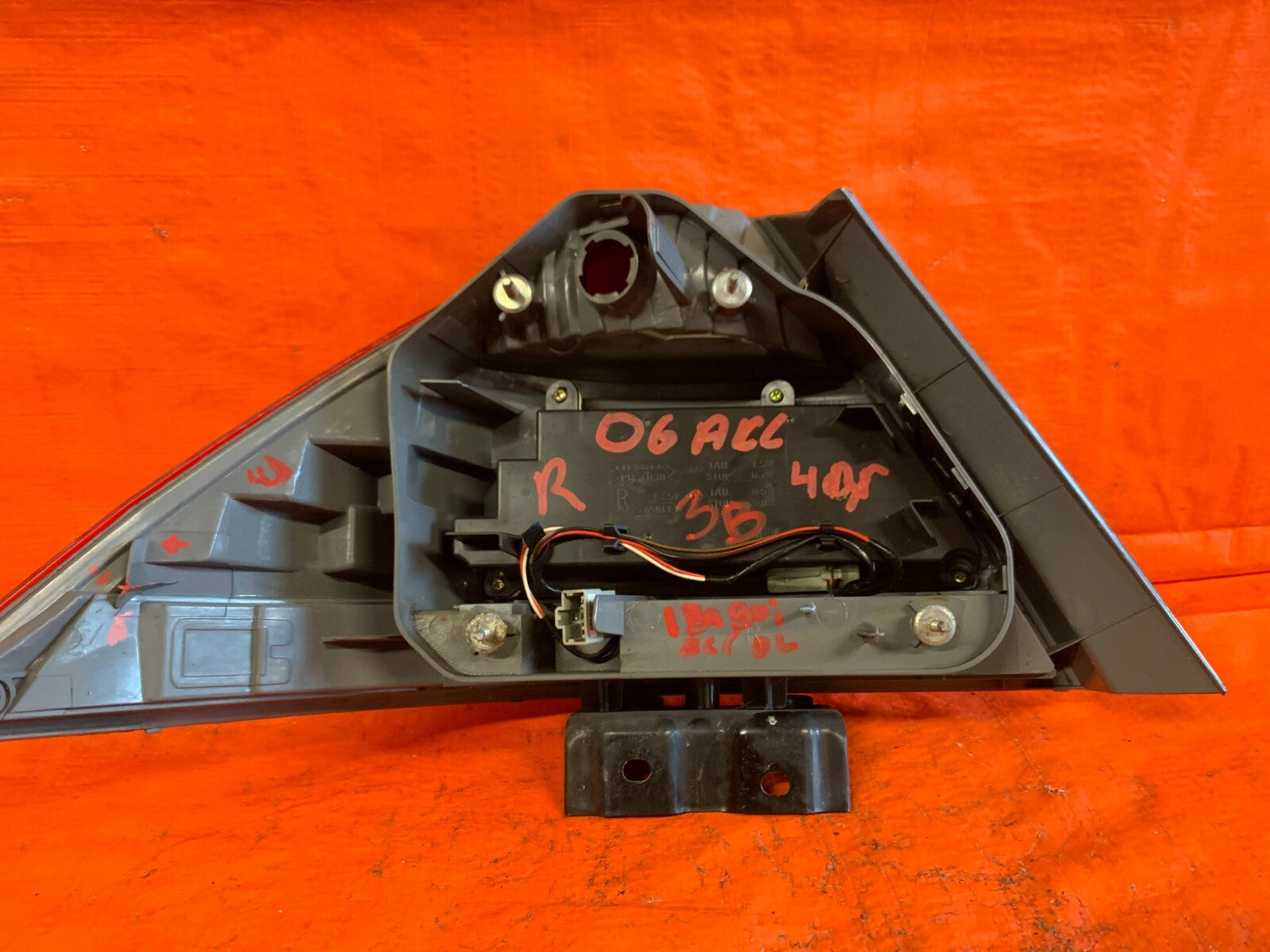 06 07 HONDA ACCORD 4 DOOR SEDAN PASSENGER RIGHT TAIL LIGHT LAMP W/ LED UNIT OEM11
