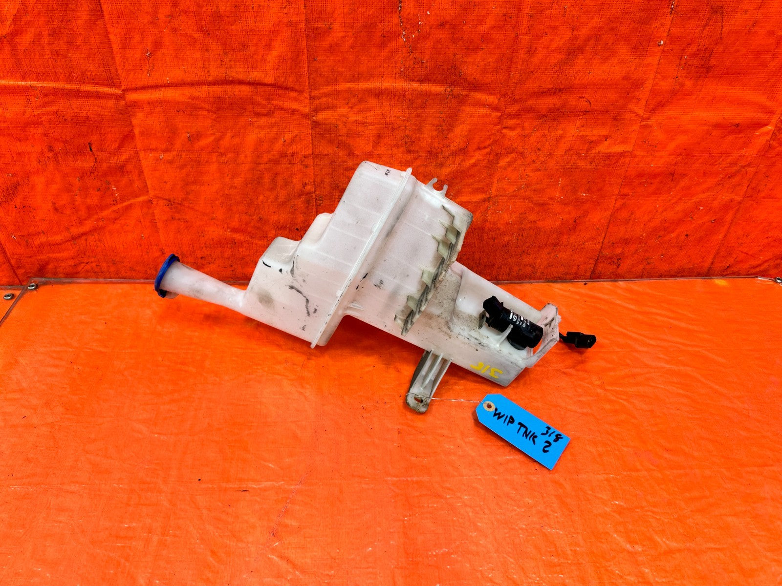 13 16 HYUNDAI GENESIS COUPE   WINDSHIELD WIPER RESERVOIR TANK W/ MOTOR   OEM 3180