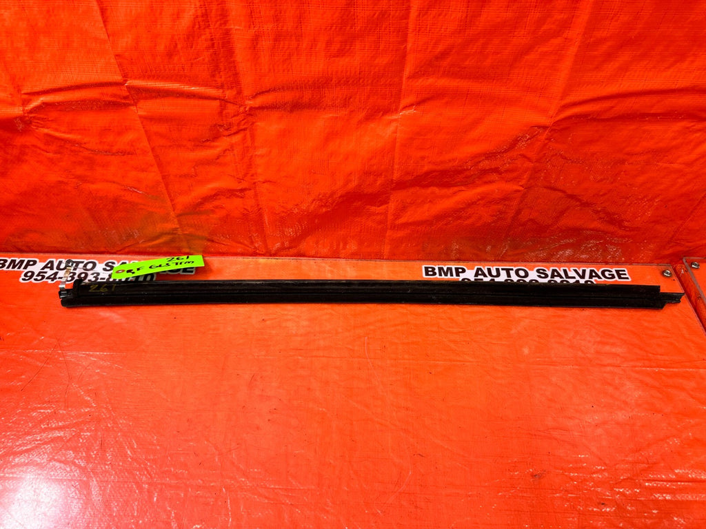 02 10 LEXUS SC430   PASSENGER RIGHT GLASS TRIM BELT WEATHER STRIP   OEM #2618