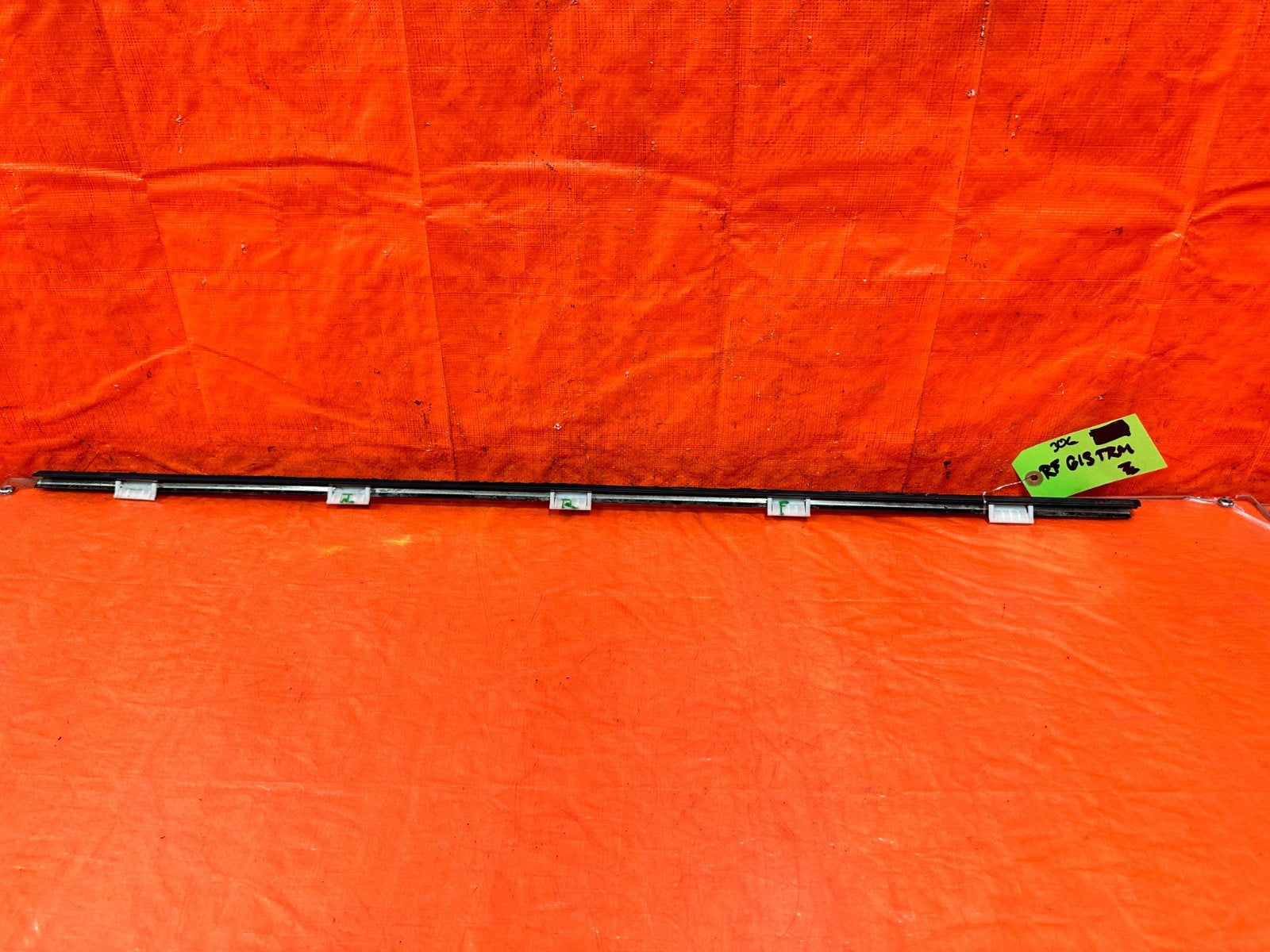 02 05 HONDA CIVIC SI EP3 HATCH   RIGHT FRONT EXTERIOR WINDOW GLASS TRIM OEM #3060
