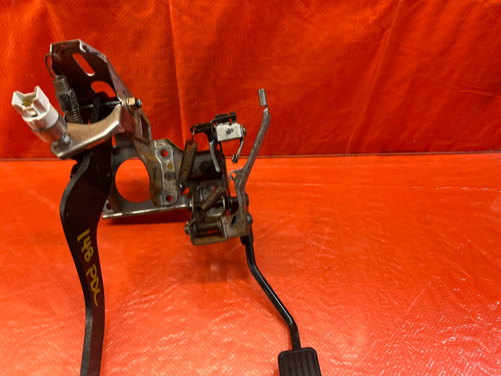 94 01 ACURA INTEGRA   AUTOMATIC TRANSMISSION MODEL   GAS AND BRAKE PEDAL OEM 1484