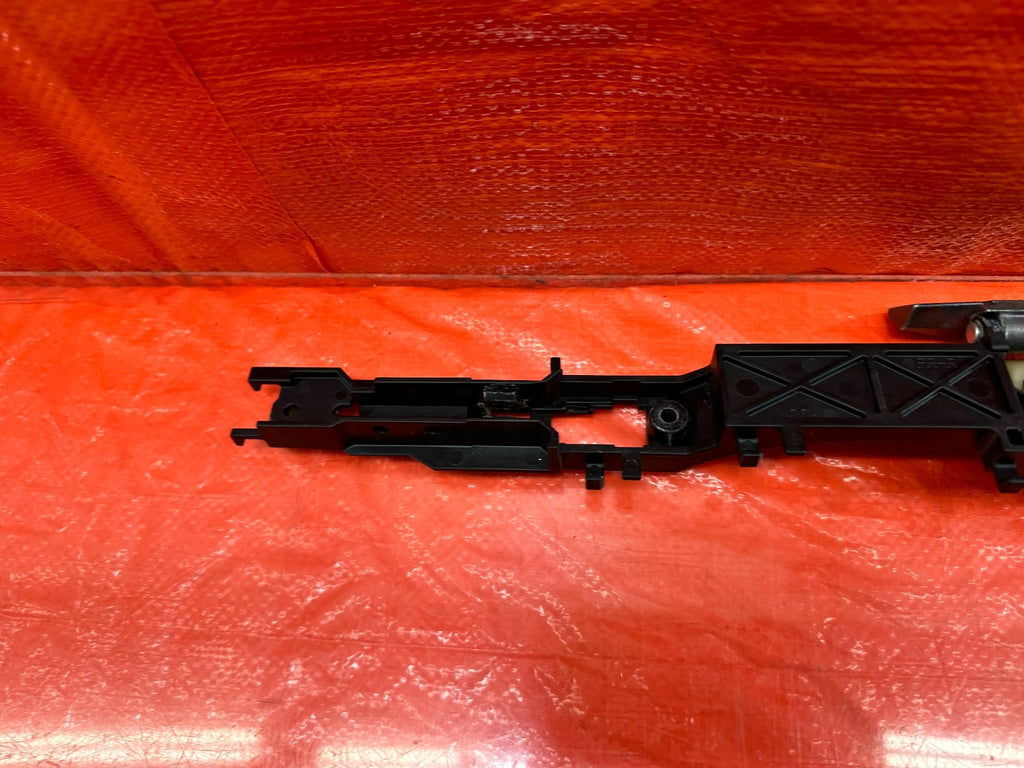 08 15 INFINITI G37 Q60 COUPE   PASSENGER EXTERIOR DOOR HANDLE BRACKET   OEM #1906