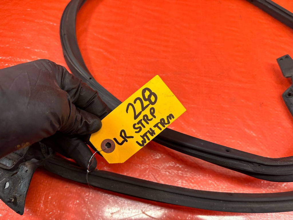 94 01 ACURA INTEGRA SEDAN DRIVER LEFT REAR WEATHER STRIP TRIM SEAL OEM #22911