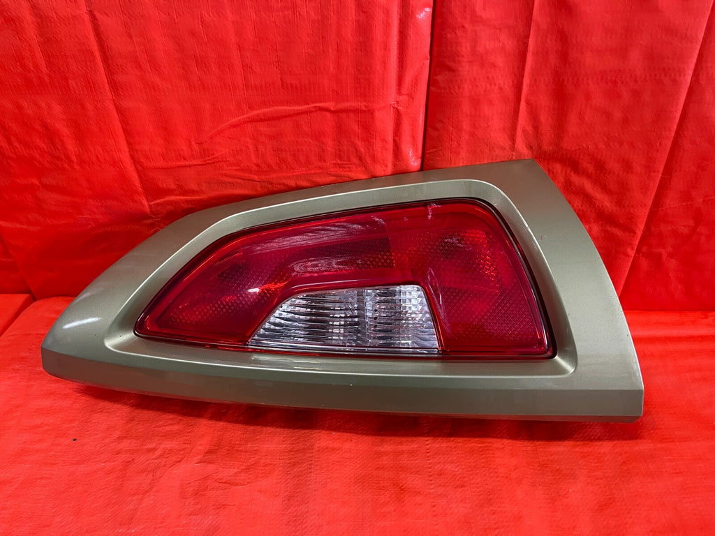 12 13 KIA SOUL   NON LED HALOGEN MODEL PASSENGER RIGHT TAIL LIGHT LAMP GREEN OEM0