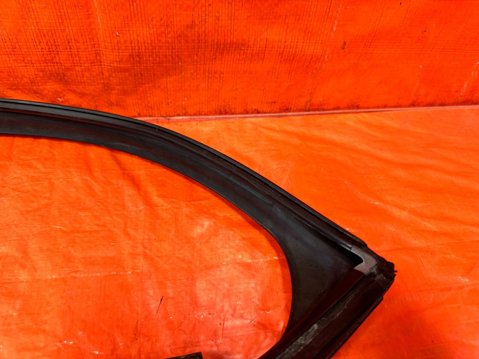 04 08 ACURA TSX   PASSENGER RIGHT REAR WINDOW GLASS RUN CHANNEL   OEM #2758