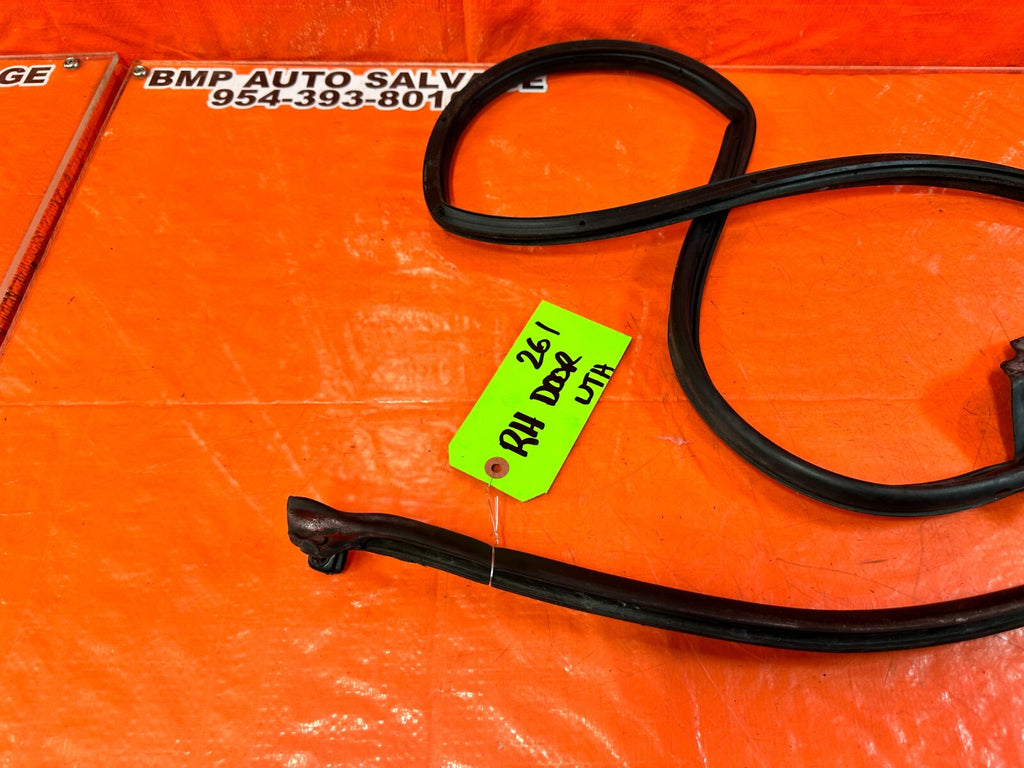 02 10 LEXUS SC430 PASSENGER RIGHT DOOR WEATHER STRIP GASKET   OEM FACTORY #264