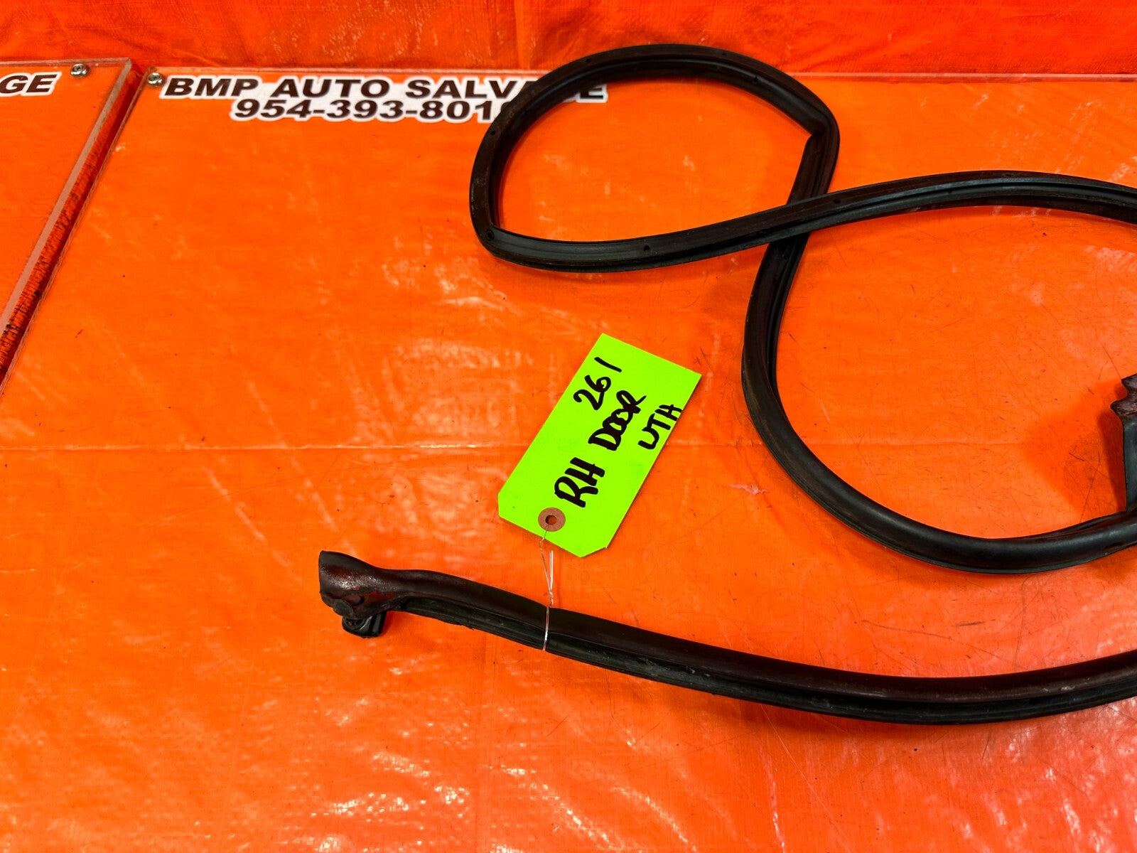 02 10 LEXUS SC430 PASSENGER RIGHT DOOR WEATHER STRIP GASKET   OEM FACTORY #264