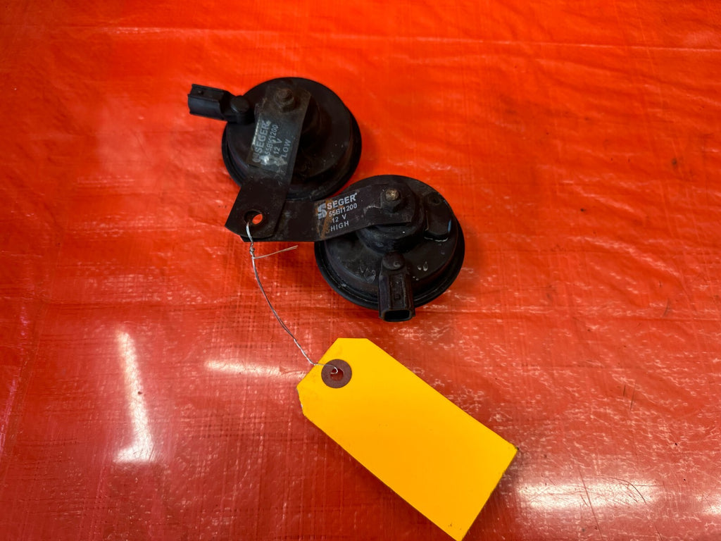 02 05 HONDA CIVIC SI EP3 HATCHBACK   HORN SET / HIGH AND LOW NOTE HORNS OEM 2304