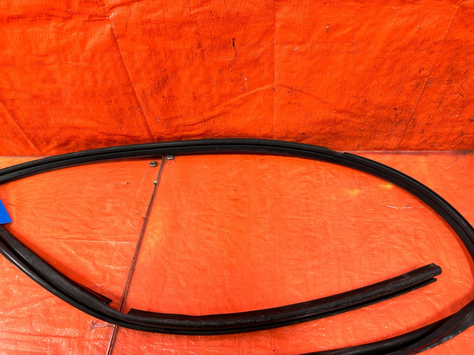 96 00 HONDA CIVIC COUPE   RIGHT WINDOW GLASS DOOR RUN CHANNEL   OEM 3194