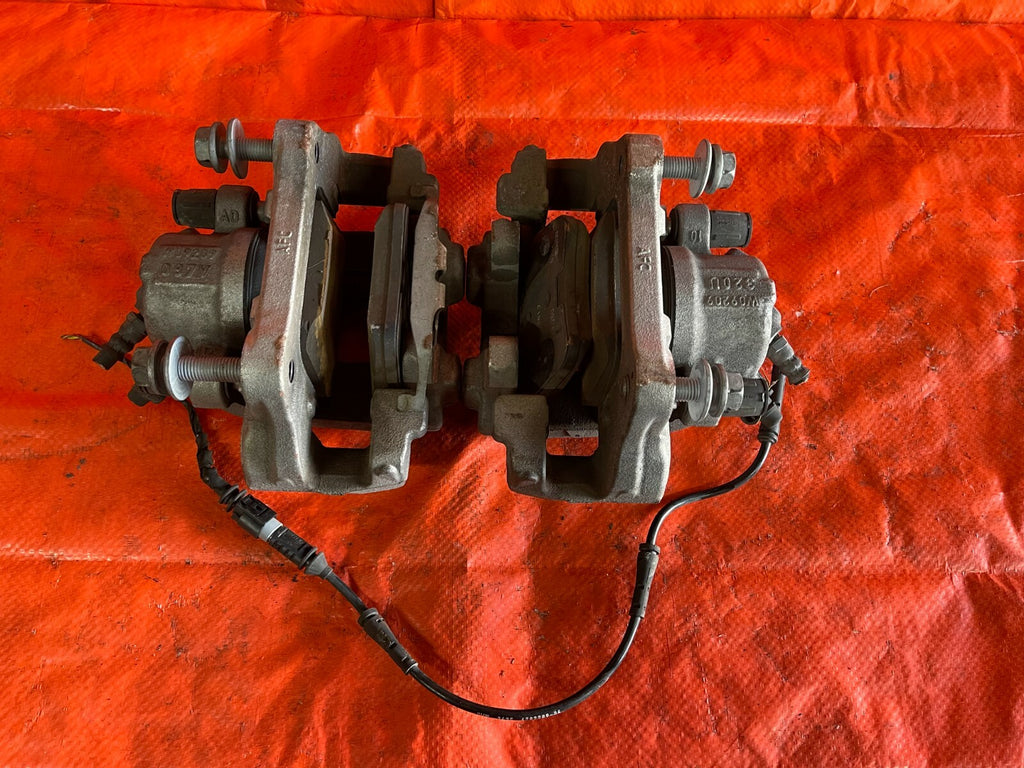 12 18 BMW 320i   BASE / NON SPORT MODEL   FRONT BRAKE CALIPER SET   LEFT RIGHT 9