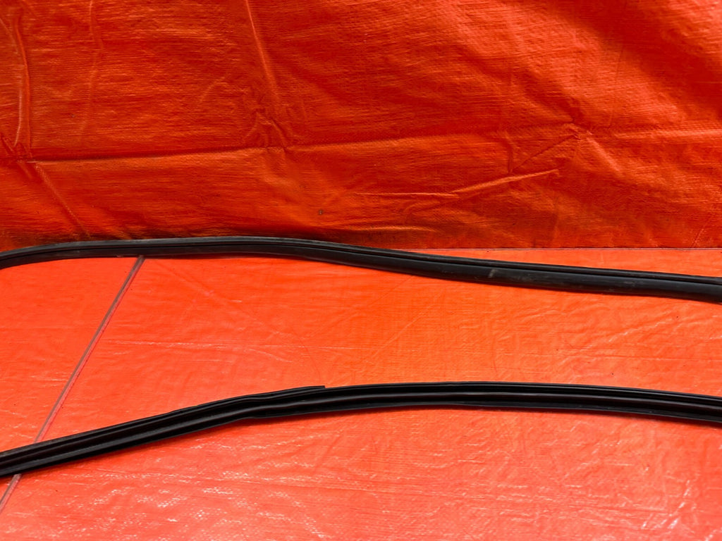 09 15 INFINITI G37 CONVERTIBLE RIGHT CHASSIS TO DOOR OPEN TRIM RUBBER STRIP #2322