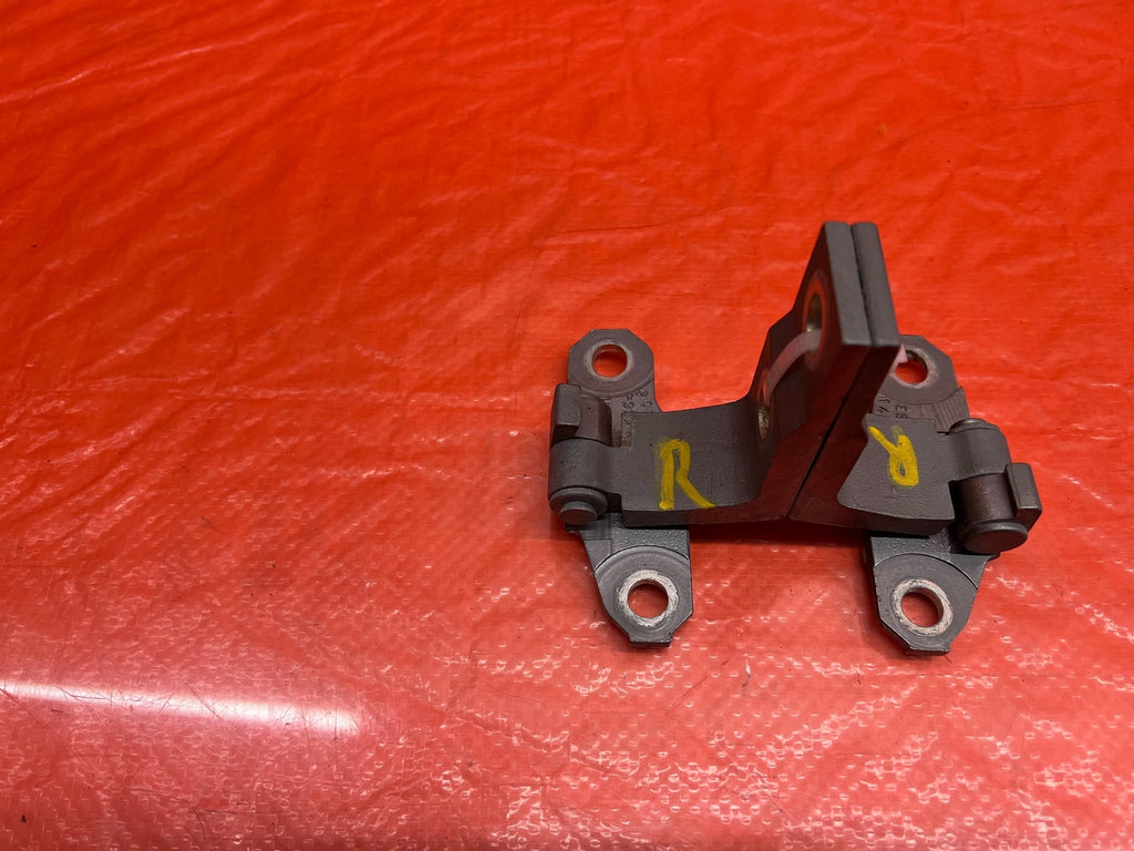 08 15 INFINITI G37 & Q60 2D DOOR HINGE SET   UPPER & LOWER   RIGHT SIDE OEM 1696