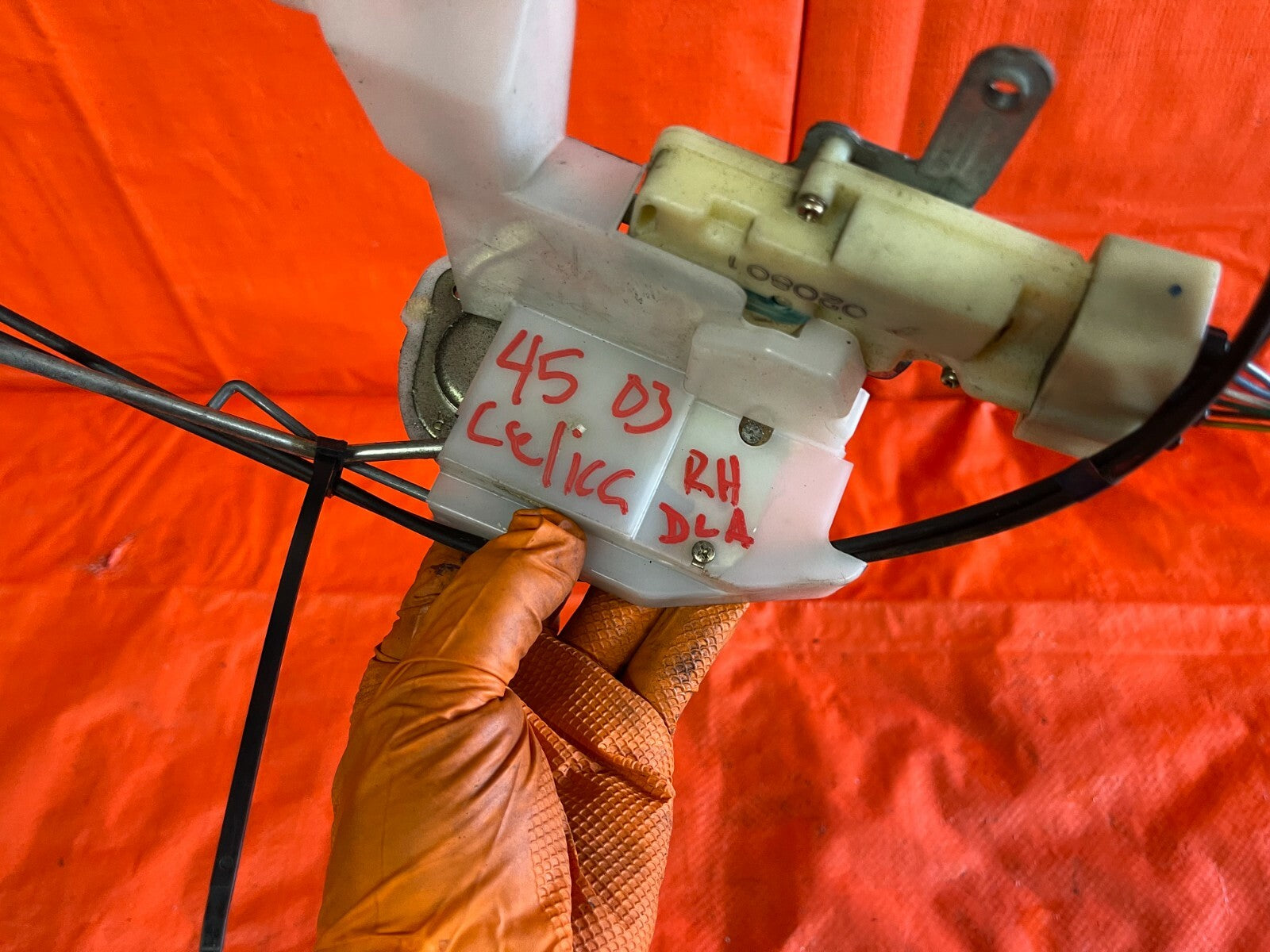00 05 TOYOTA CELICA   PASSENGER RIGHT DOOR LOCK ACTUATOR   100% COMPLETE   OEM7
