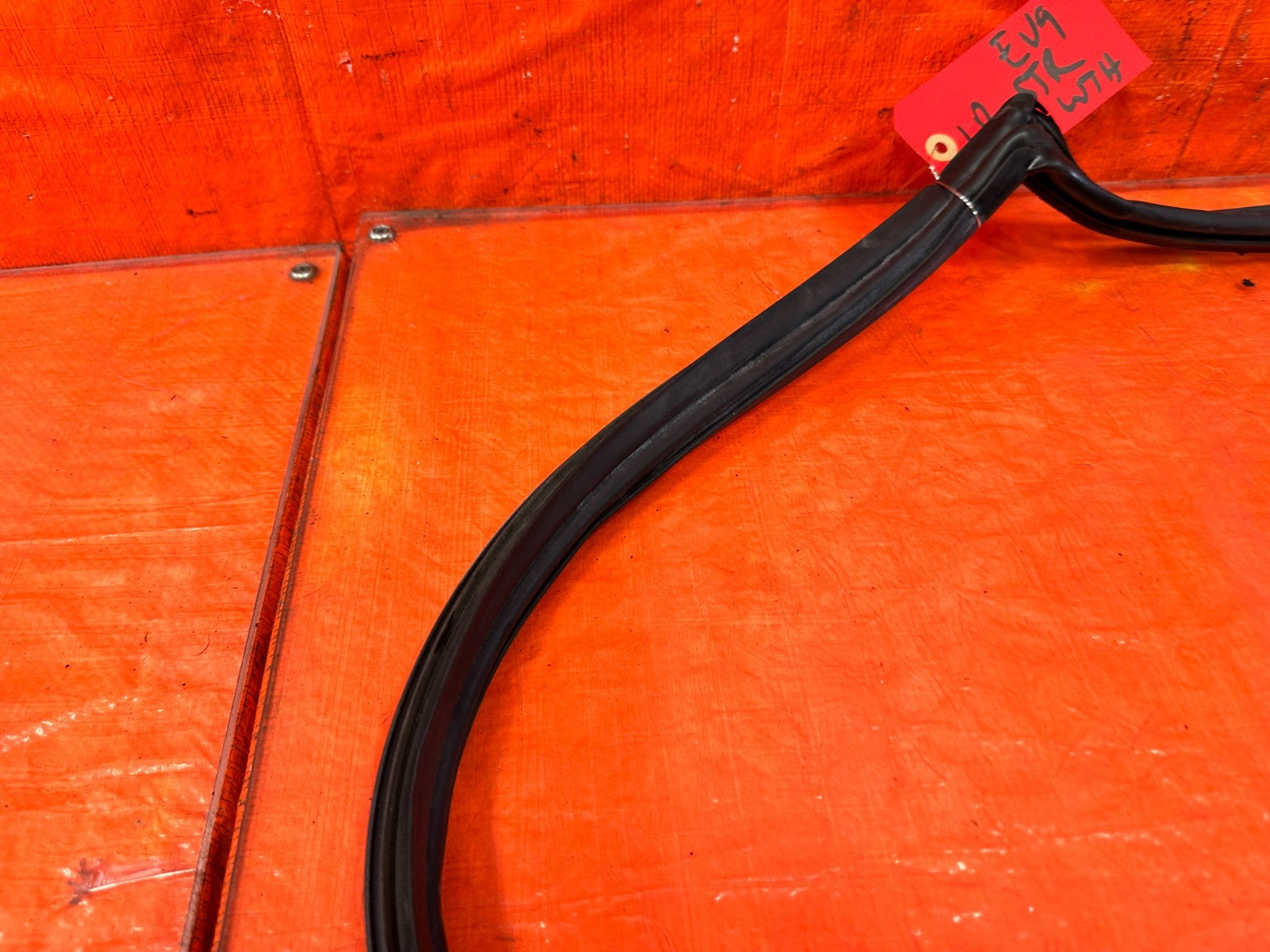 03 05 LANCER EVOLUTION EVO VIII IX 8 9   LEFT REAR DOOR WEATHER STRIP OEM EV912