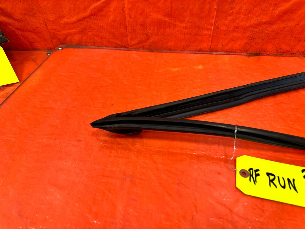 93 97 HONDA DEL SOL   PASSENGER RIGHT FRONT WINDOW GLASS RUN CHANNEL   OEM #2951