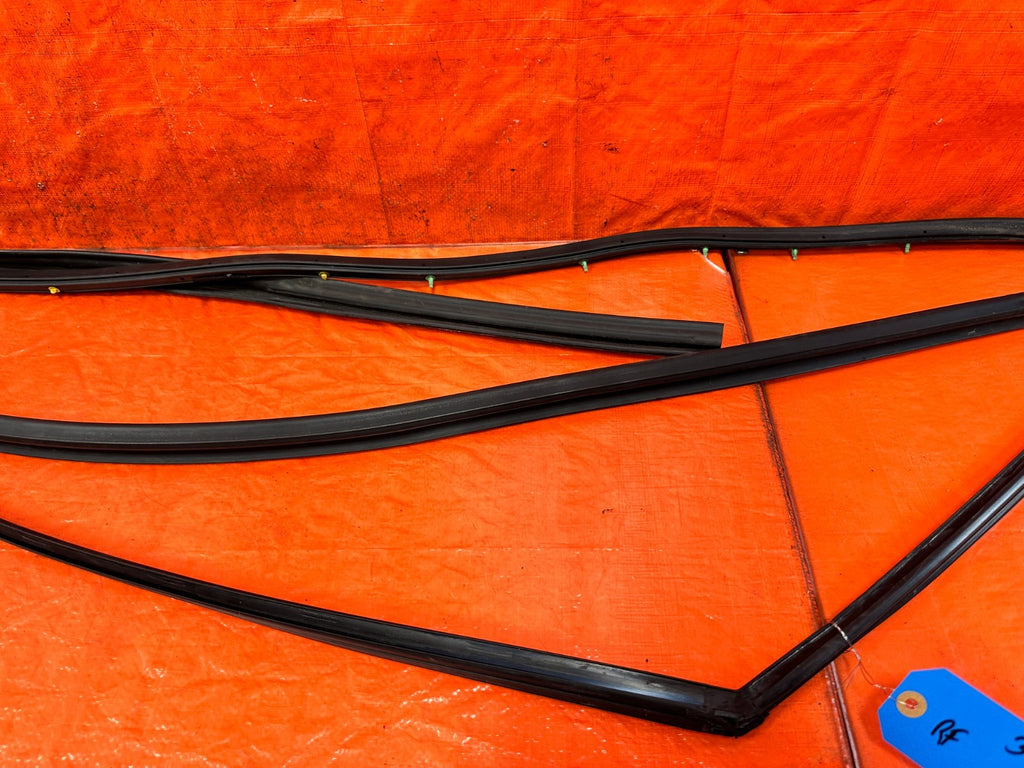 09 14 ACURA TSX   PASSENGER RIGHT FRONT   WEATHER STRIP TRIM RUN CHANNEL OEM 3216