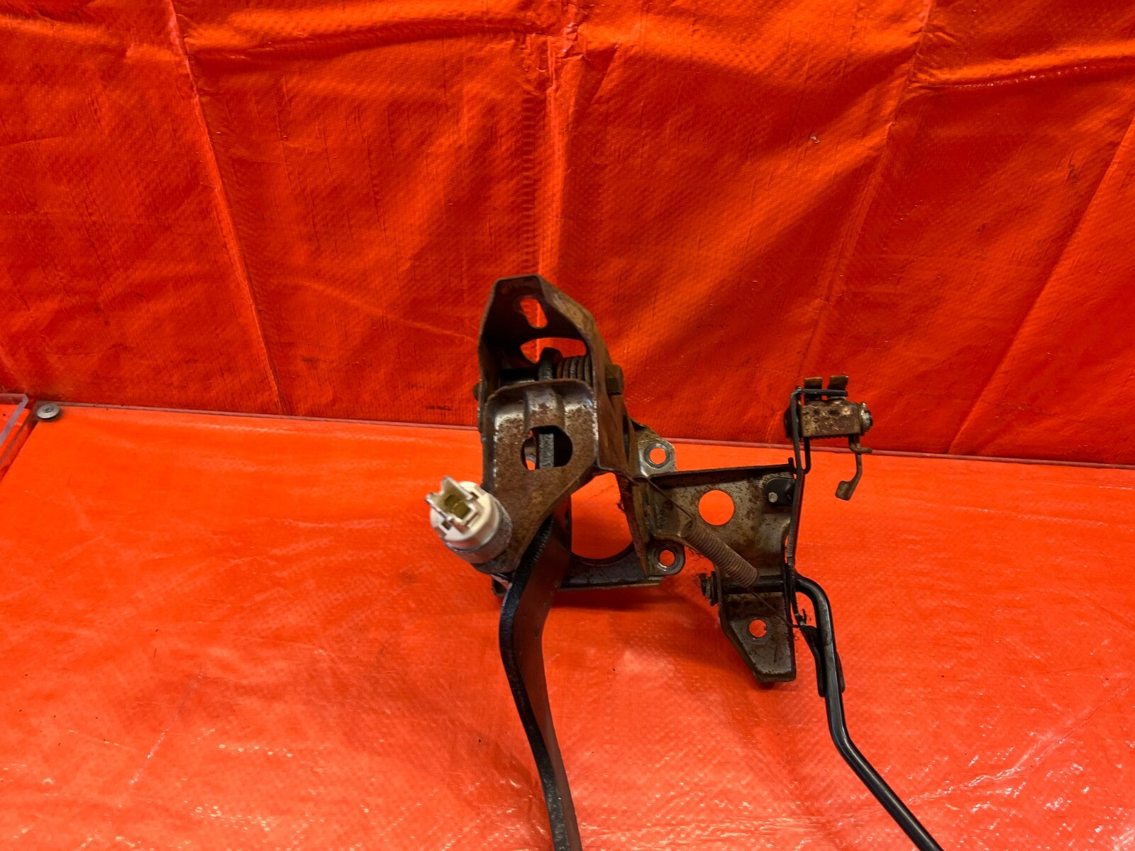 88 91 HONDA CRX   DX   AUTOMATIC   GAS AND BRAKE PEDAL ASSEMBLY   OEM #1575