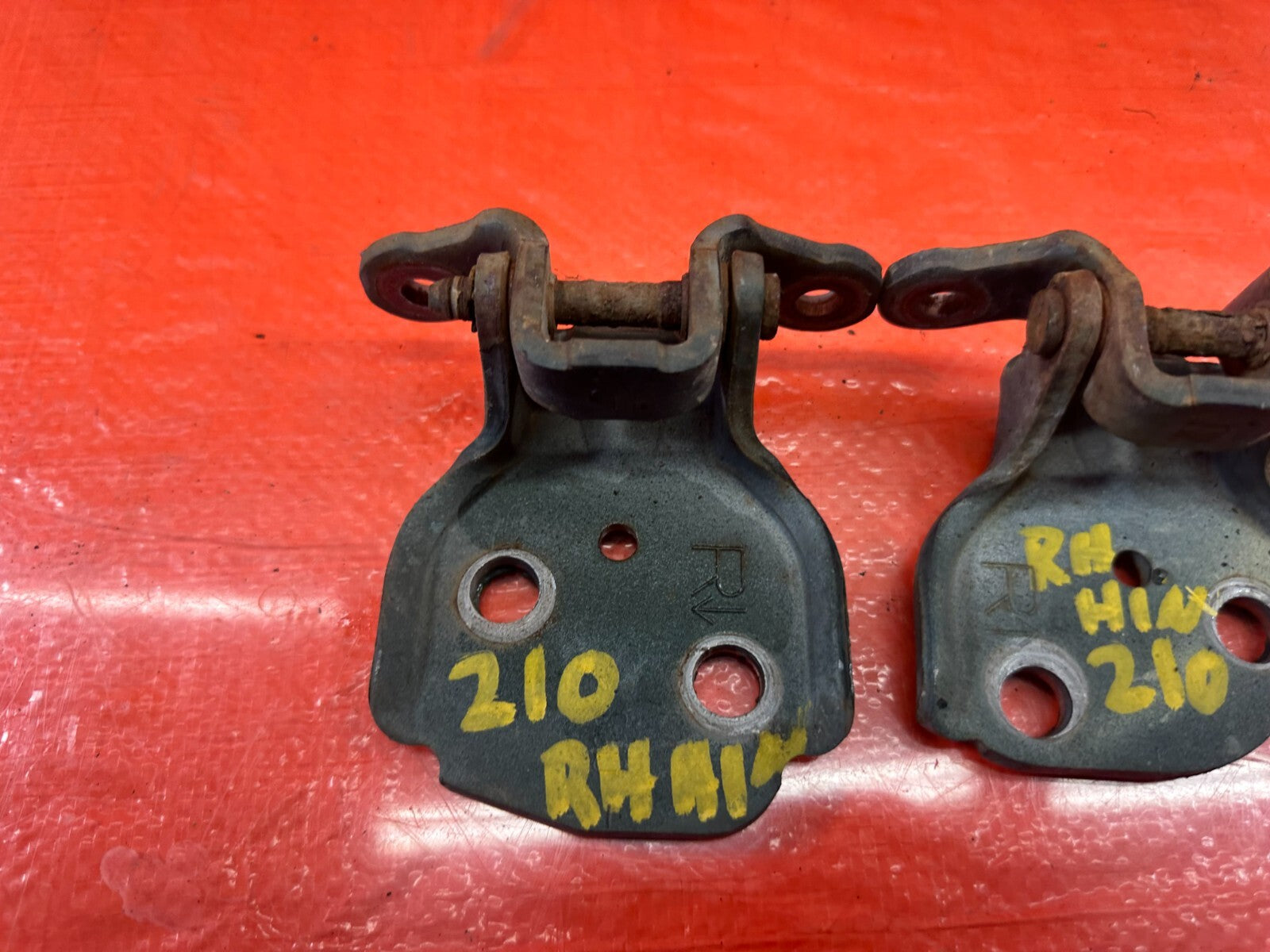 97 01 HONDA PRELUDE   DOOR HINGE SET HINGES   UPPER & LOWER   RIGHT SIDE OEM 2108