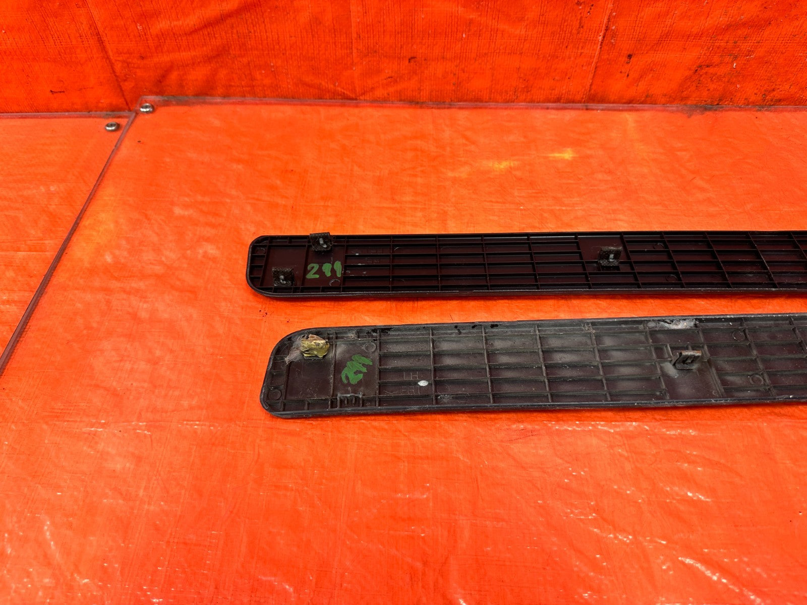 10 16 HYUNDAI GENESIS COUPE   LEFT AND RIGHT FLOOR PILLARS SCUFF PLATES OEM 29915
