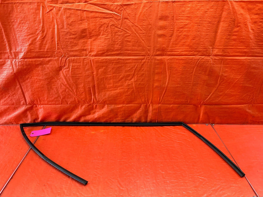 06 11 HONDA CIVIC COUPE PASSENGER RIGHT FRONT WINDOW GLASS RUN CHANNEL OEM #2370