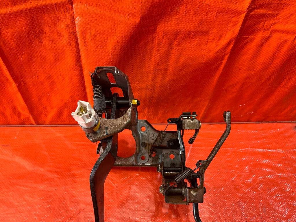94 01 ACURA INTEGRA   AUTOMATIC TRANSMISSION MODEL   GAS AND BRAKE PEDAL OEM 1196