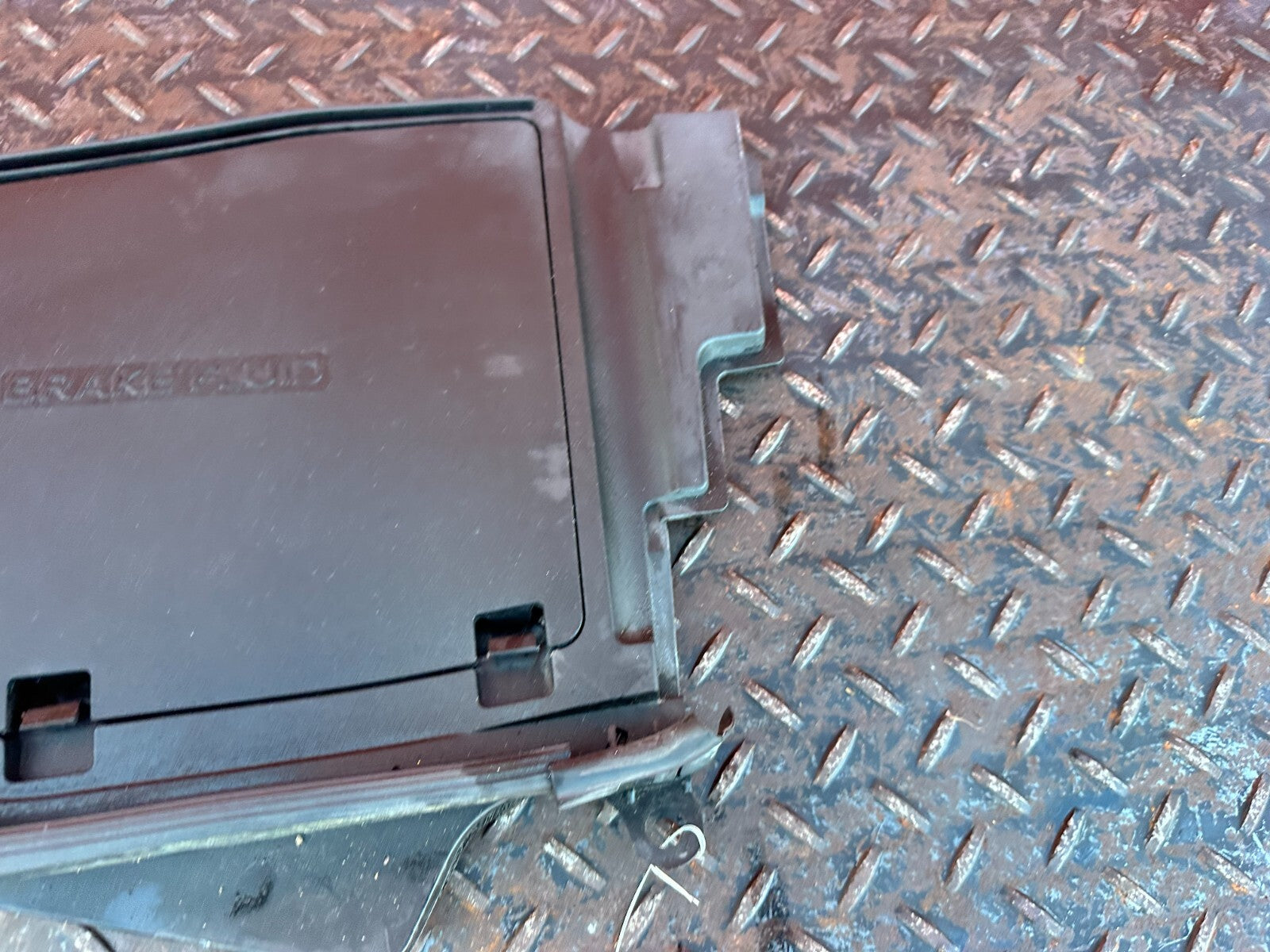 08 15 INFINITI G37 COUPE & CONVERTIBLE   BRAKE FLUID COVER PLASTIC TRIM OEM 2785