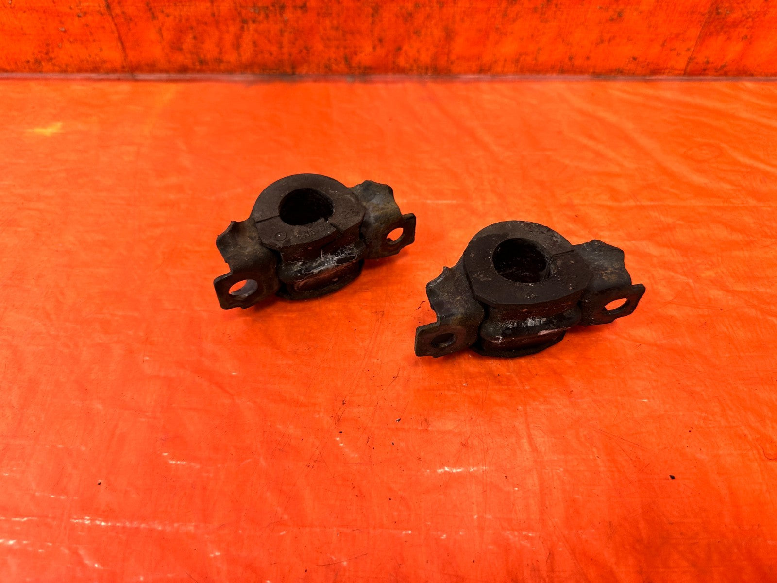 08 15 INFINITI G37 & Q60 COUPE   LEFT & RIGHT REAR SWAY BAR BRACKETS   OEM #3283