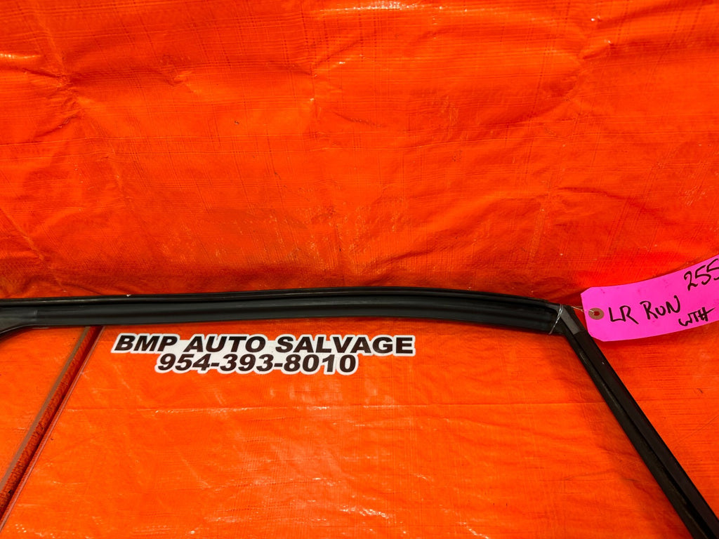 04 08 ACURA TSX   DRIVER LEFT REAR WINDOW GLASS RUN CHANNEL   OEM #2557