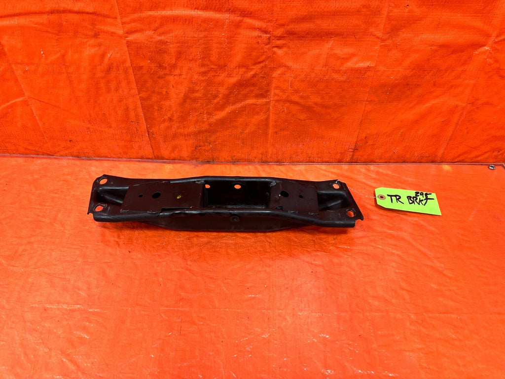 03 07 INFINITI G35 COUPE   LOWER AUTOMATIC TRANSMISSION BRACKET   OEM FACTORY 980