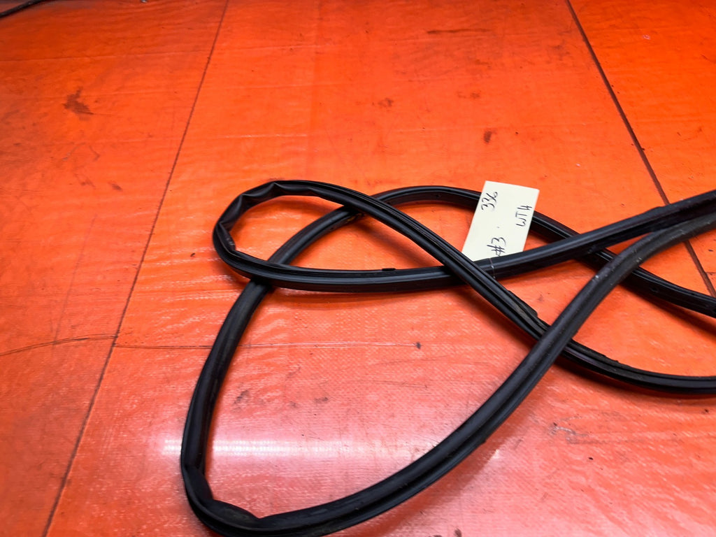 97 01 HONDA PRELUDE 2.2L DRIVER LEFT DOOR MOUNTED RUBBER WEATHER STRIP #33610