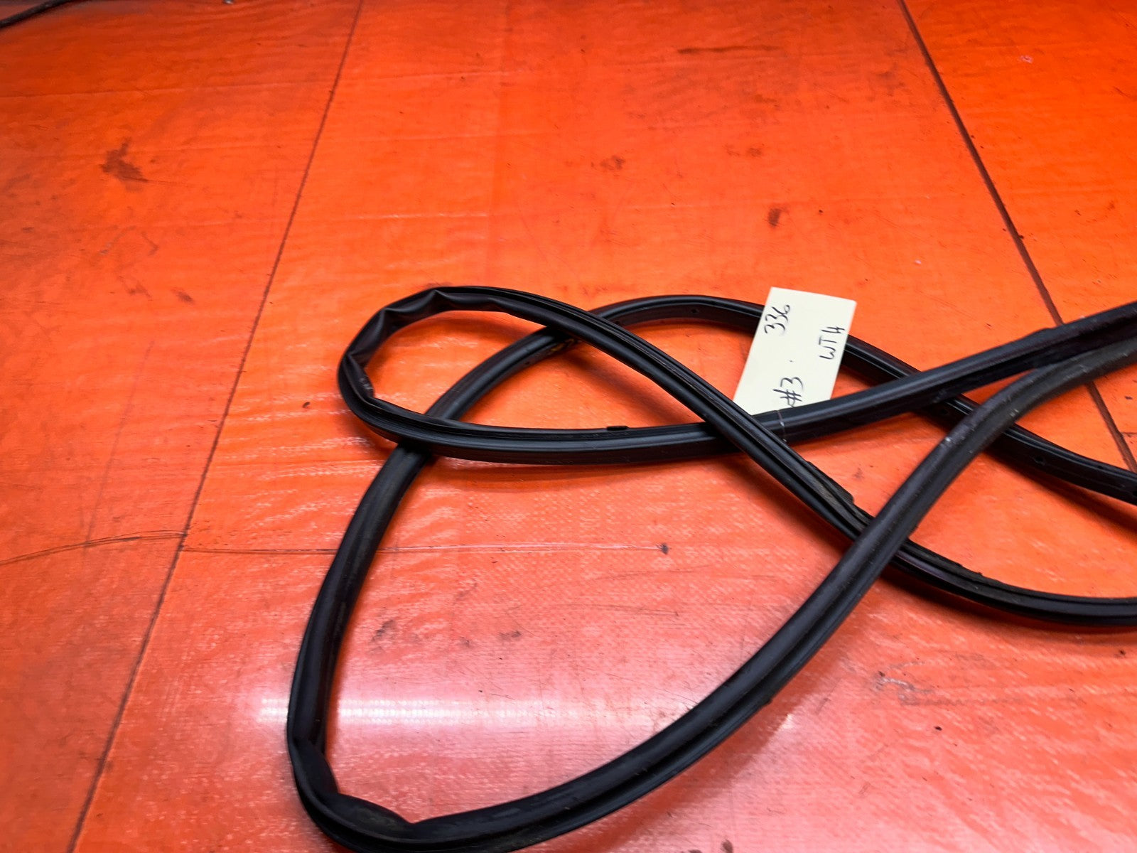 97 01 HONDA PRELUDE 2.2L DRIVER LEFT DOOR MOUNTED RUBBER WEATHER STRIP #33610