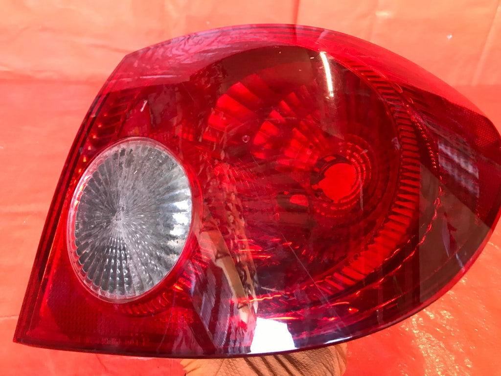 OEM 2006 2007 2007 TOYOTA COROLLA PASSENGER RIGHT OUTER TAIL LIGHT LAMP 07 083