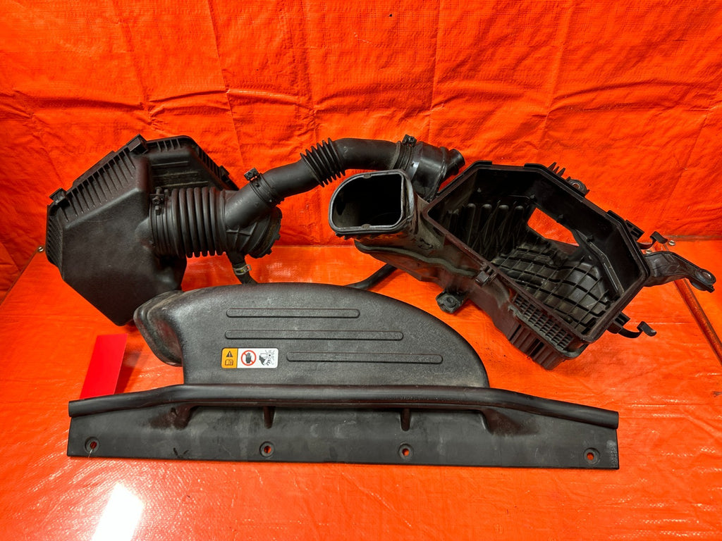 13 16 HYUNDAI GENESIS COUPE 3.8L FACTORY INTAKE W ARM AIR BOX RESONATOR OEM 3027