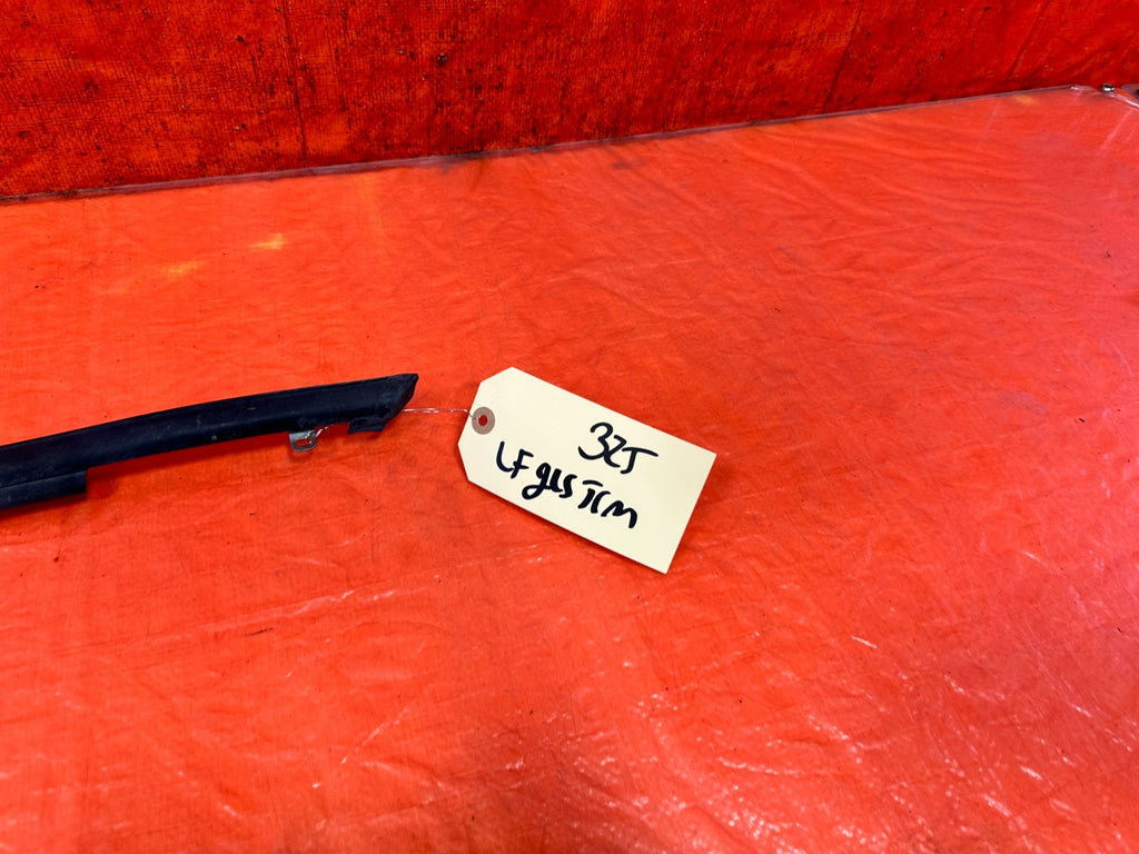90 91 HONDA CIVIC HATCHBACK   DRIVER LEFT EXTERIOR WINDOW GLASS TRIM   OEM 3251