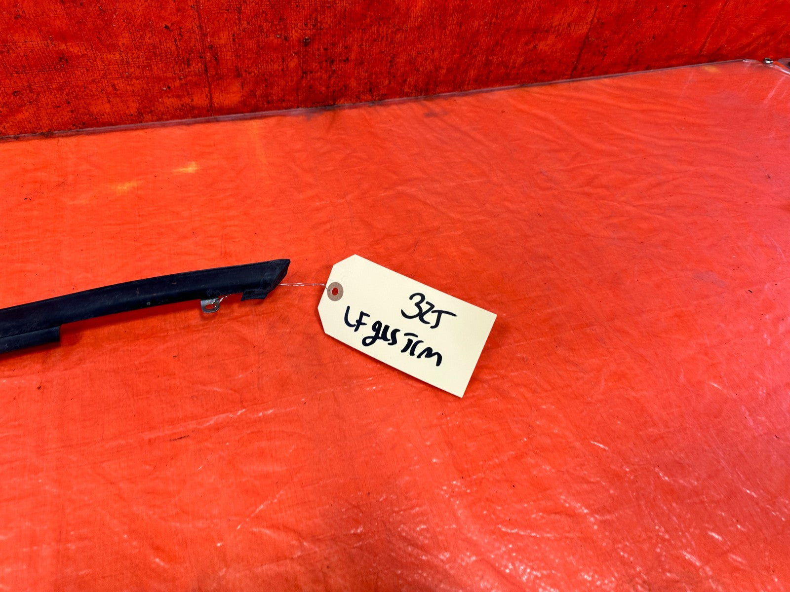 90 91 HONDA CIVIC HATCHBACK   DRIVER LEFT EXTERIOR WINDOW GLASS TRIM   OEM 3251