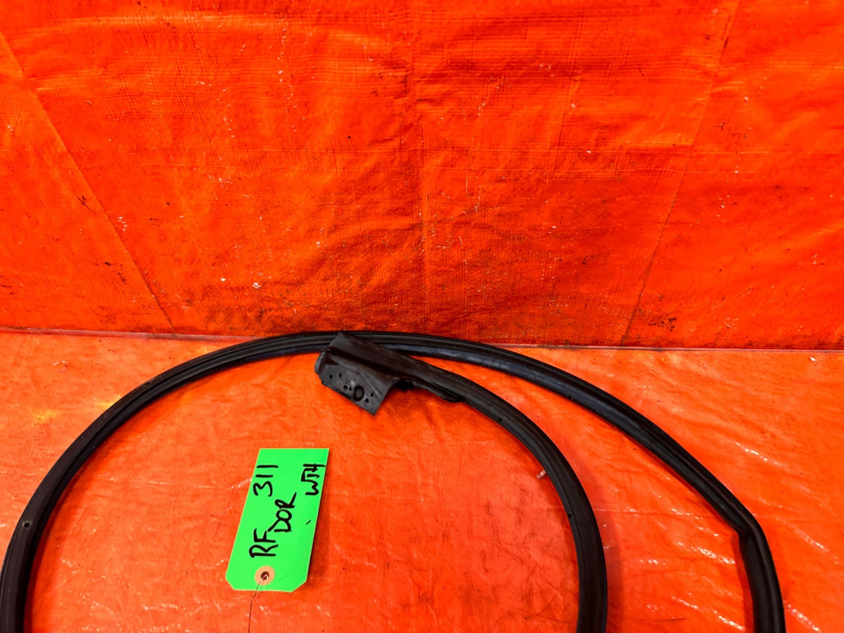 08-15 INFINITI G37 & Q60 2D COUPE RIGHT DOOR MOUNTED WEATHER STRIP OEM 3113