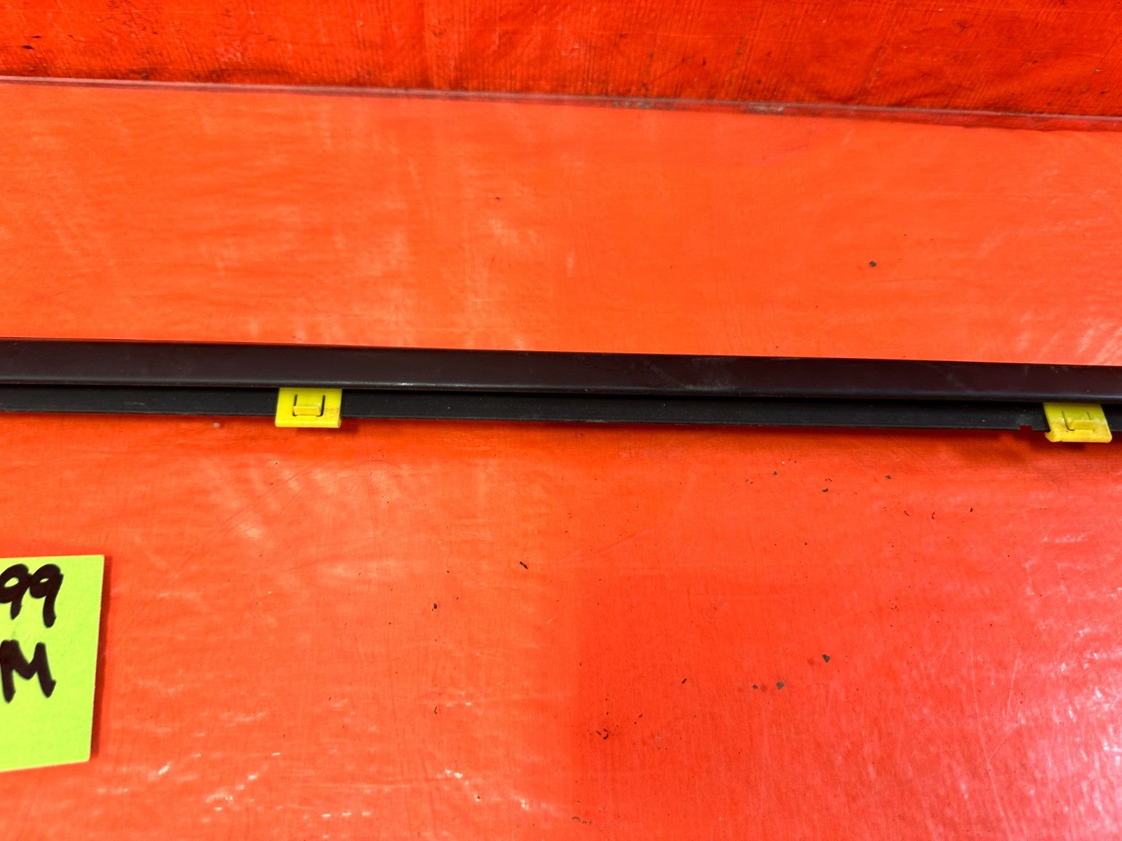 10 16 HYUNDAI GENESIS COUPE   DRIVER LEFT EXTERIOR WINDOW GLASS TRIM   OEM 2992