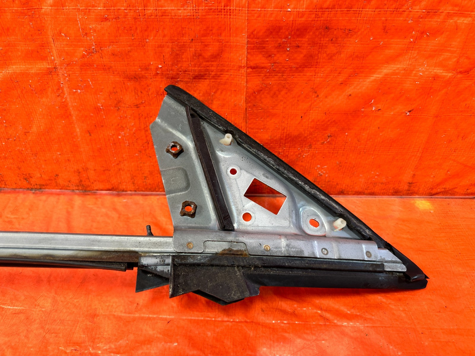 09 15 INFINITI G37 CONVERTIBLE   DRIVER LEFT   DOOR SASH GUIDE TRIANGLE OEM 3103
