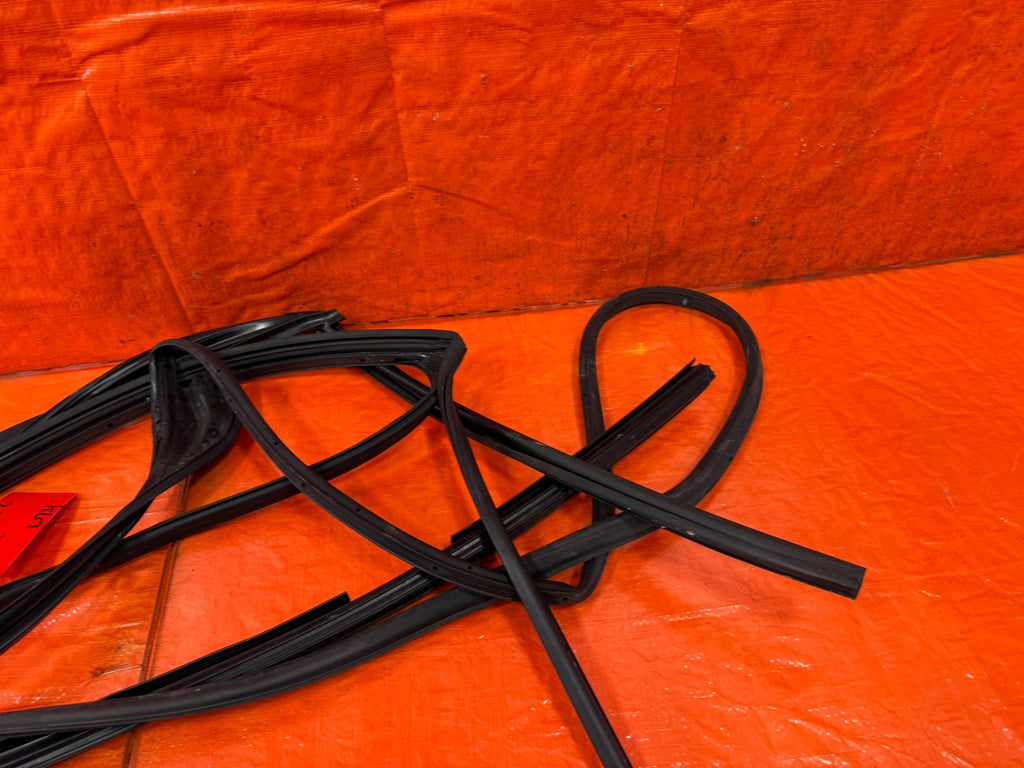 04 08 ACURA TSX   RIGHT REAR   WEATHER STRIP & RUN CHANNEL OEM 3223