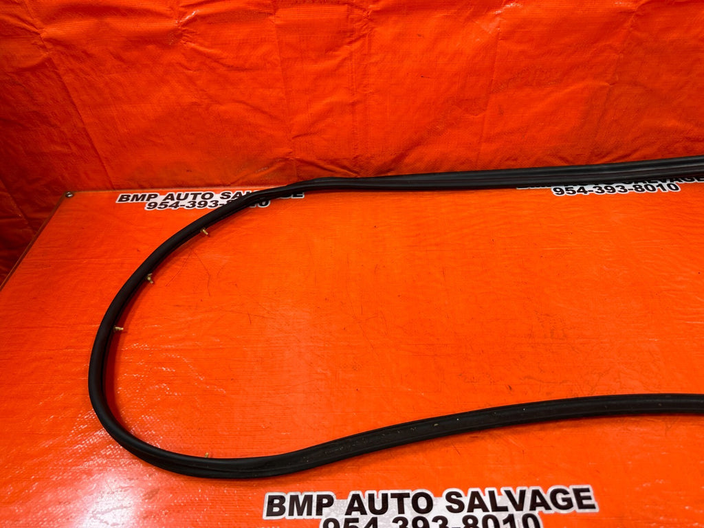 02 05 HONDA CIVIC SI EP3 HATCH   RIGHT   DOOR WEATHER STRIP TRIM SEAL GASKET 2588