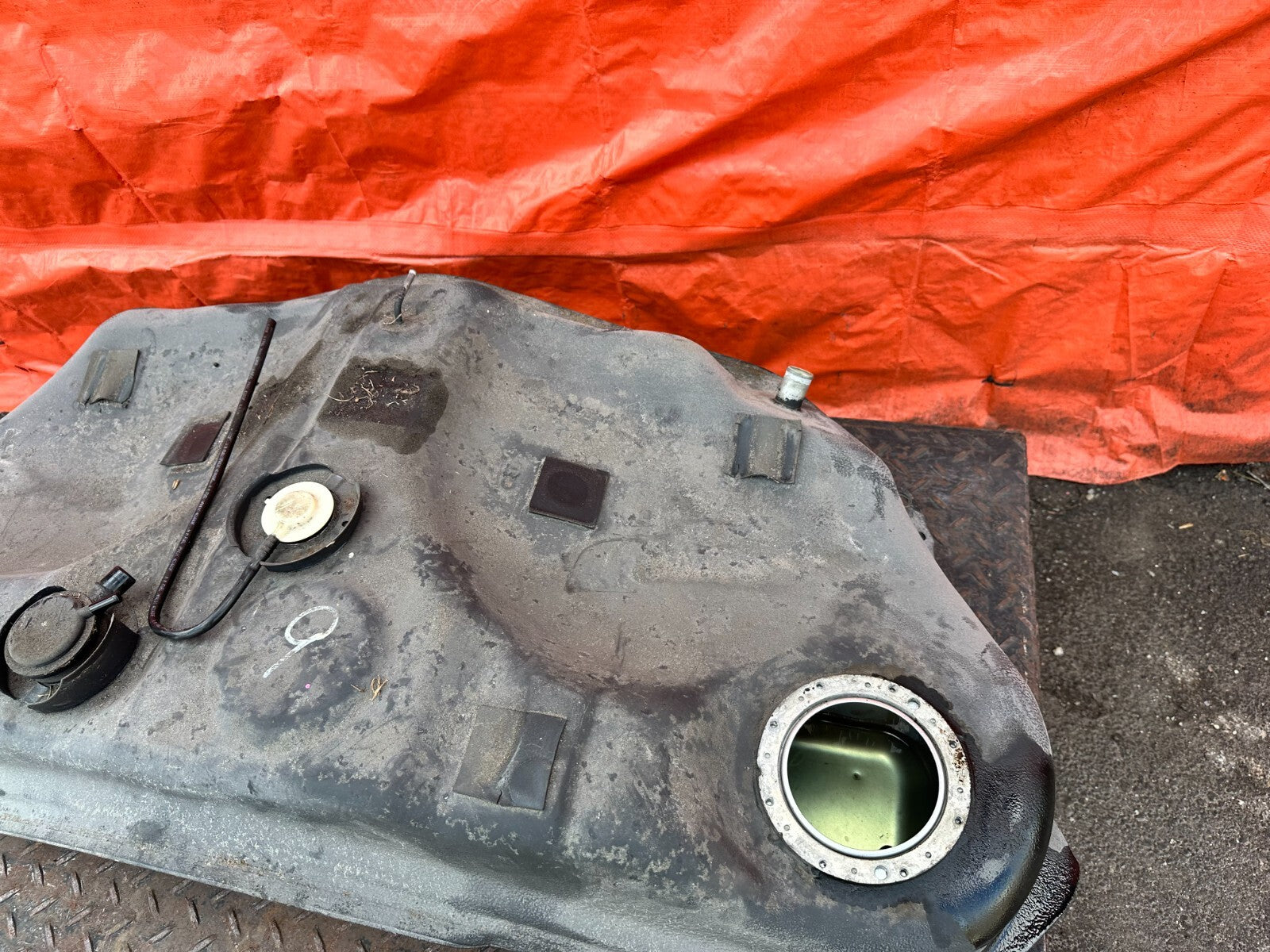 02 05 LEXUS SC430   GASOLINE GAS FUEL TANK ASSEMBLY   FL CAR   NO RUST   OEM 2883