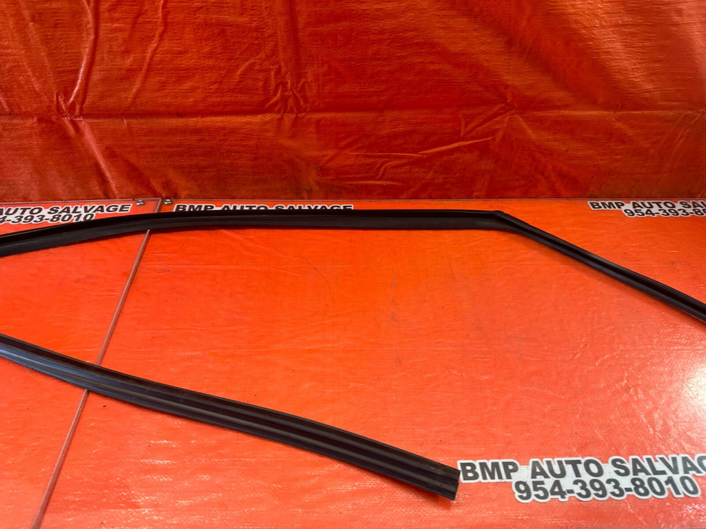 07 12 LEXUS ES350   PASSENGER RIGHT FRONT WINDOW GLASS RUN CHANNEL   OEM #2447