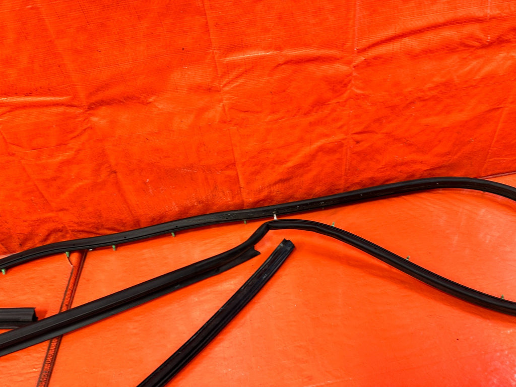 09 14 ACURA TSX   PASSENGER RIGHT FRONT   WEATHER STRIP TRIM RUN CHANNEL OEM 3213