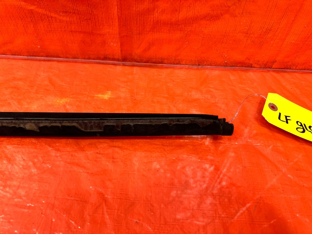 90 97 MAZDA MX 5 MIATA   DRIVER LEFT EXTERIOR WINDOW GLASS TRIM   OEM #2675
