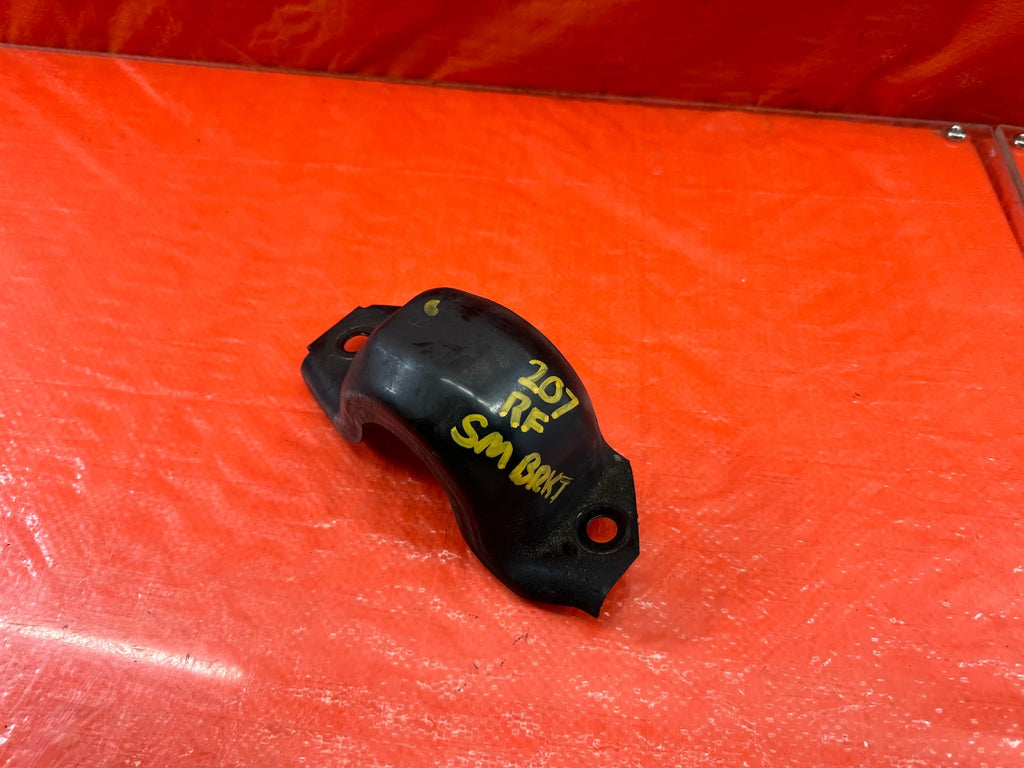 08 15 INFINITI G37 Q60   PASSENGER RIGHT FRONT LOWER CONTROL ARM BRACKET OEM 2070
