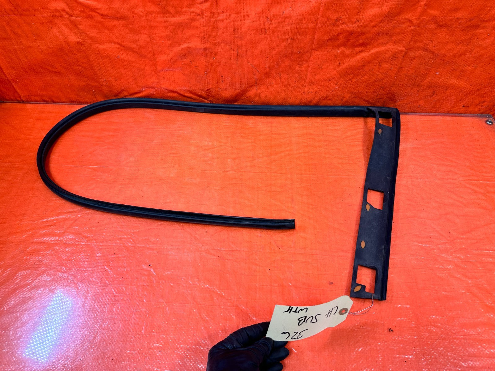 90 91 HONDA CIVIC HATCHBACK   DRIVER LEFT DOOR WINDOW GLASS SUB SEAL   OEM 3275