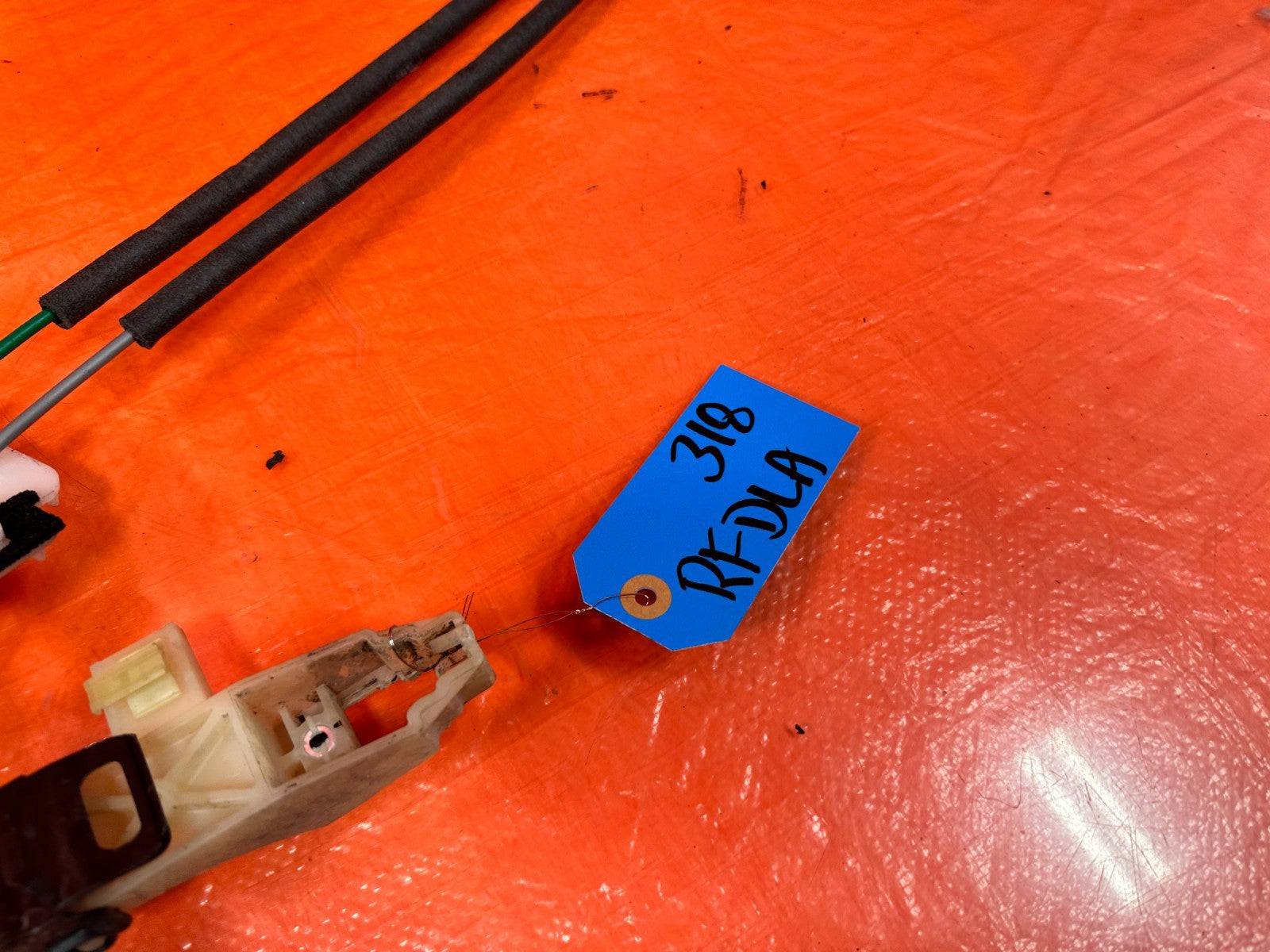 10 16 HYUNDAI GENESIS COUPE   PASSENGER RIGHT FRONT DOOR LOCK ACTUATOR   OEM 3184