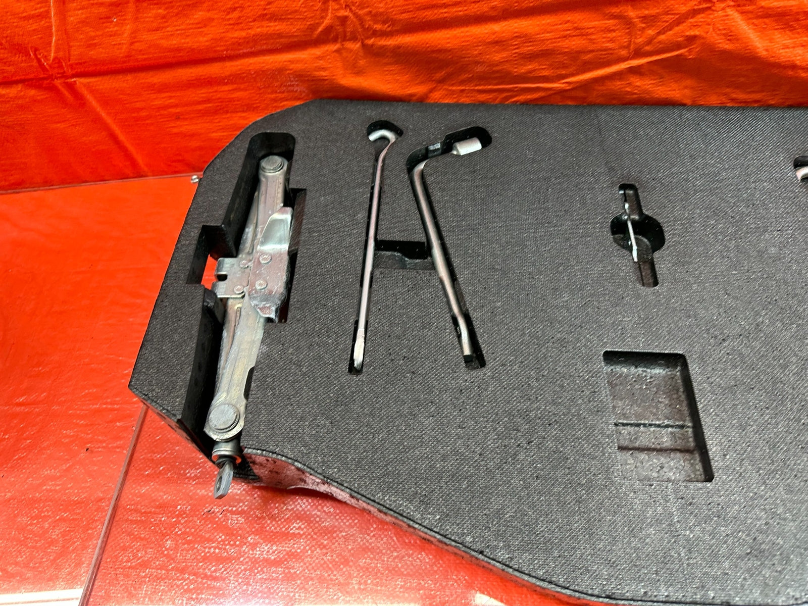 07 13 INFINITI G35 G37 SEDAN   SPARE TIRE TOOL KIT W/ FOAM STYROFOAM   OEM #1927