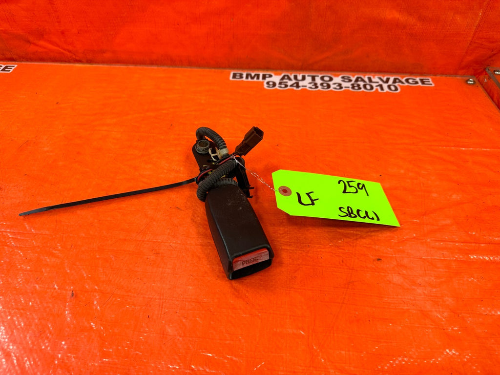 97 01 HONDA PRELUDE   DRIVER LEFT FRONT SEAT BELT CLIP BUCKLE   OEM FACTORY #2590
